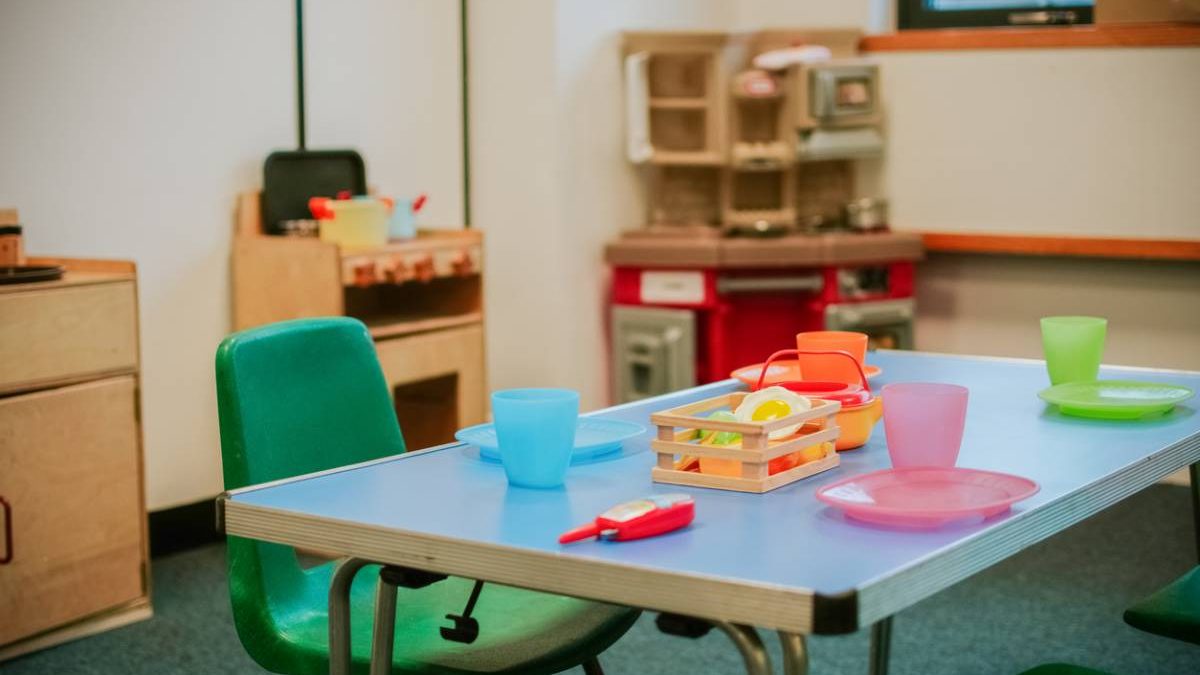 Ce qu’une bonne chaise maternelle change dans la journée d’un enfant